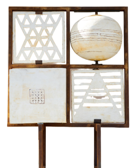 Telaio in metallo con piastrelle in ceramica bianca e una sfera a righe